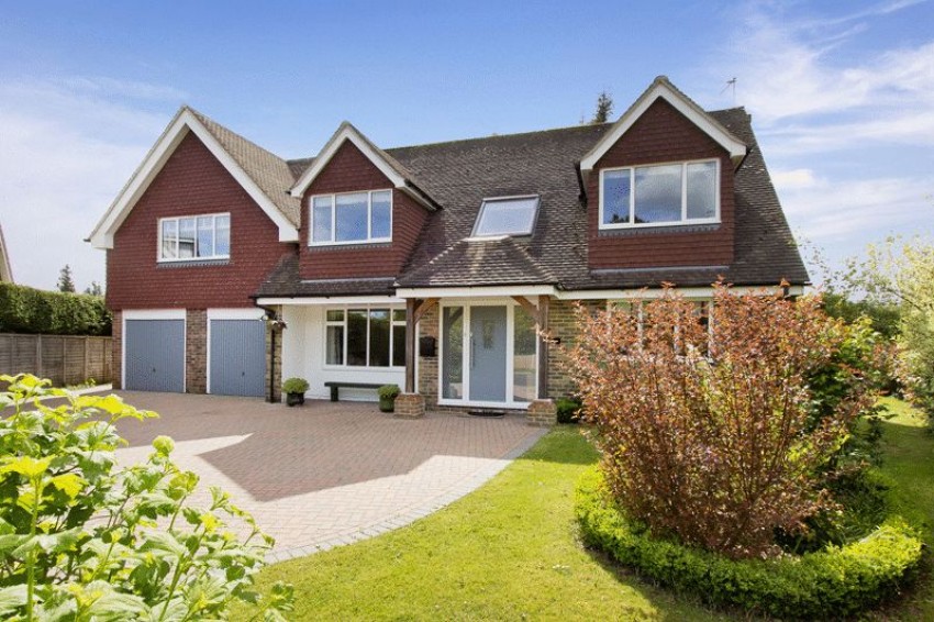 Four Bedroom Three Bathroom Detached House with Double ...